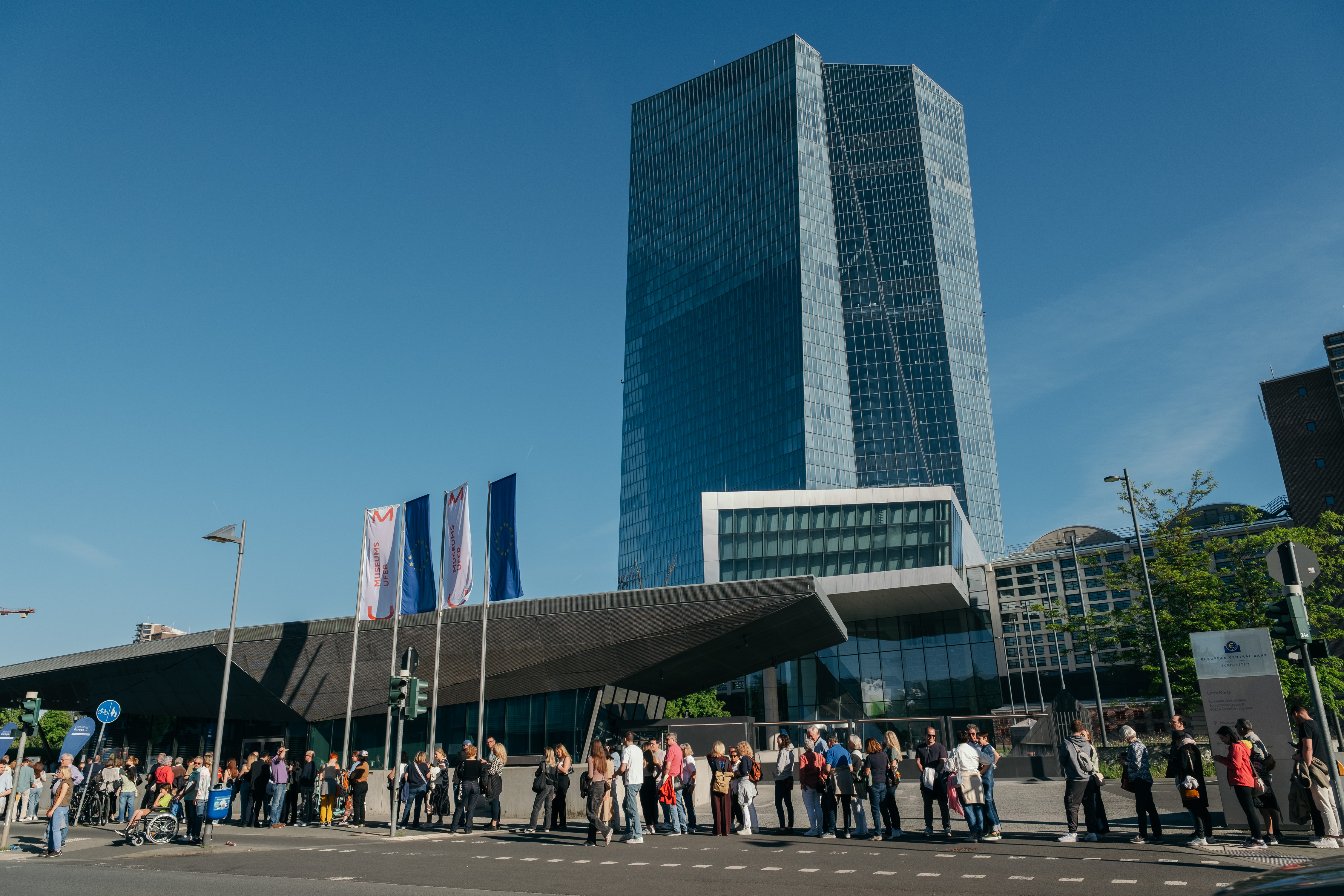 Visiteurs entrant dans le bâtiment de la BCE