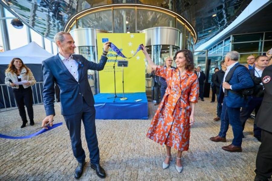 Hadja Lahbib, on the right, and Thomas de Bethune