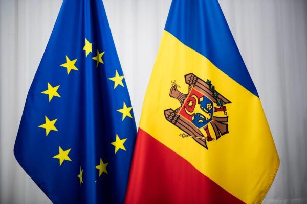 The European and Moldovian flags