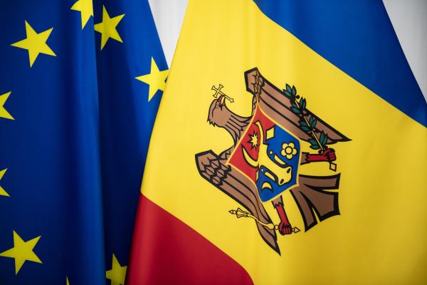 The European and Moldovian flags