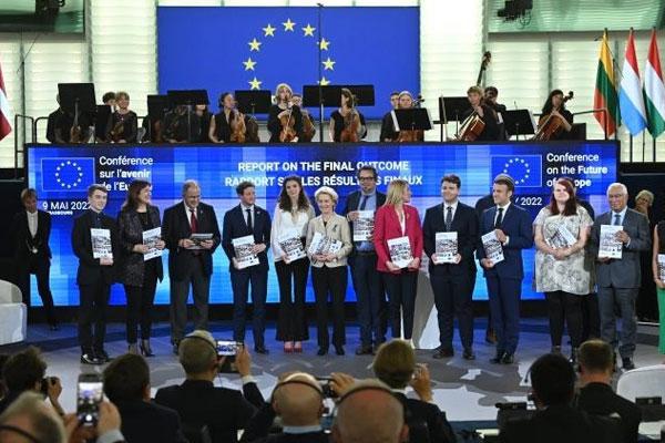 Group photo with Ursula von der Leyen, 6th from the left, Roberta Metsola, 5th from the right, and Emmanuel Macron, 3rd from the right, at the ceremony of the conference on the future of Europe