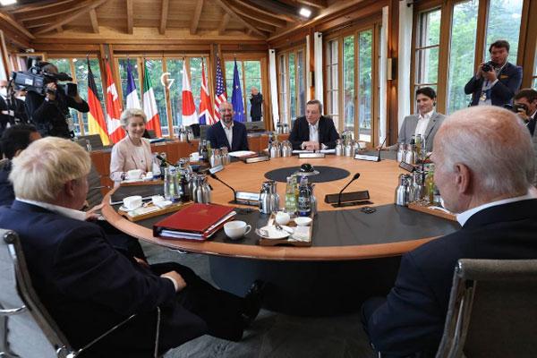 From the left to right, Joe Biden, Boris Johnson, Fumio Kishida, Ursula von der Leyen, Charles Michel, Mario Draghi, Justin Trudeau, Emmanuel Macron, Olaf Scholz