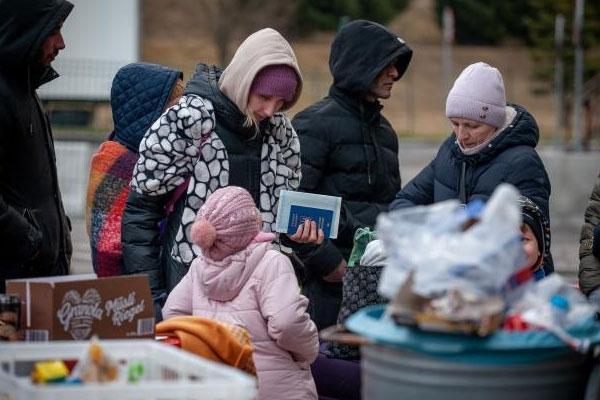 Ukrainian refugees at the border between Ukraine and Poland