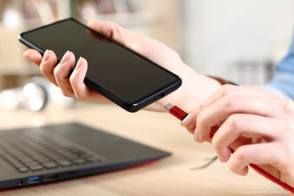 New mobile devices on the EU market will have to include a USB-C charging port by the end of 2024 © PheelingsMedia / Adobe Stock 