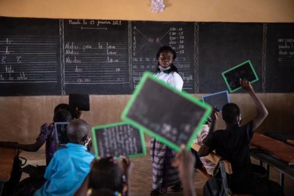 A teacher in a classroom in the SSA/P learning centre (Accelerated School Strategy/Bridge) in Lilgomdé