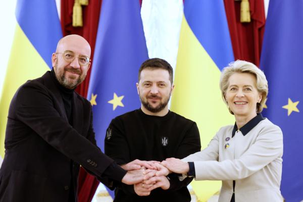 From left to right: Charles MICHEL (President of the European Council), Volodymyr ZELENSKYY (President of Ukraine), Ursula VON DER LEYEN (President of the European Commission)