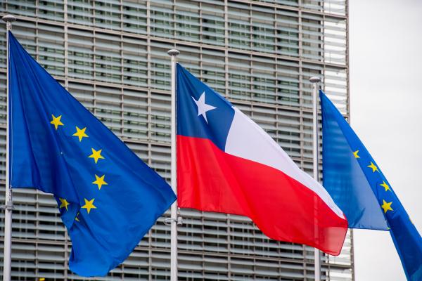 EU and Chilean flags