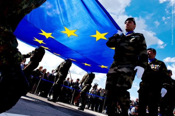 Soldiers carrying the EU flag