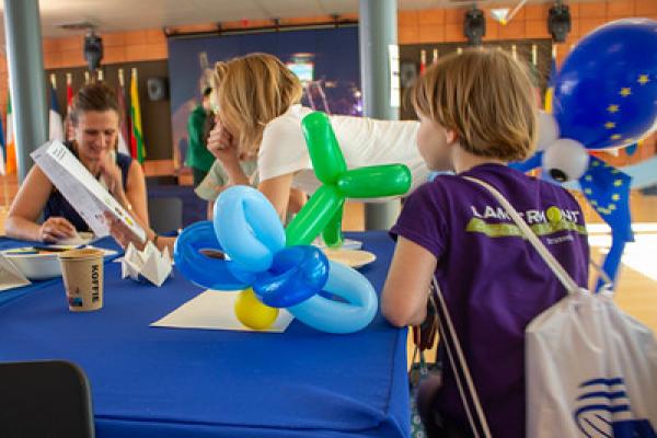 Visiteurs lors de la Journée portes ouvertes du CdR