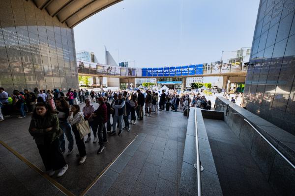 Visiteurs entrant dans le bâtiment du Parlement européen lors de la Journée portes ouvertes