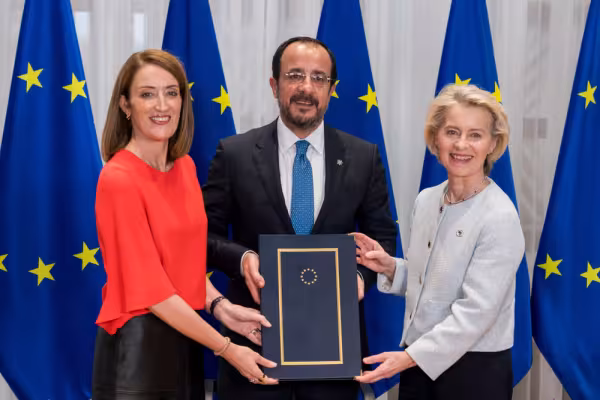 Roberta METSOLA, EP President, with Nikos CHRISTODOULIDES, President of Cyprus and Ursula Von Der Leyen, EC President